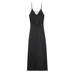 Détail de la robe longue en satin noir avec fines bretelles et design dos nu élégant