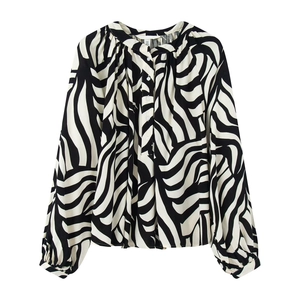 Detailaufnahme der Zebra-Bluse mit plissiertem Rundhalsausschnitt und Knopfleiste