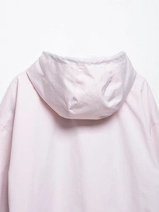 Detailansicht der hellrosa Windjacke mit Kapuze, Rückennaht und wasserfestem Stoff
