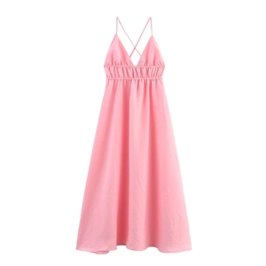 Robe midi rose élégante avec décolleté en V profond, fines bretelles et taille plissée