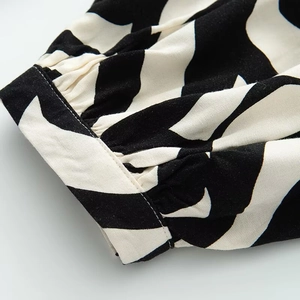 Detailansicht des Zebra-Musters mit plissierten Bündchen an einer bedruckten Damenbluse