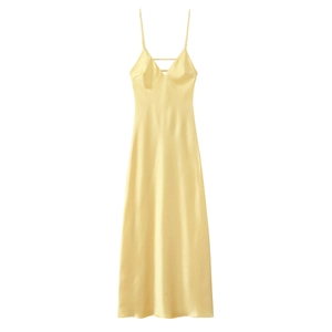 Robe nuisette élégante en satin champagne avec bretelles et bandes décoratives sur le buste