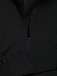 Detailansicht der schwarzen Windjacke mit rundem Reißverschluss und Webstruktur