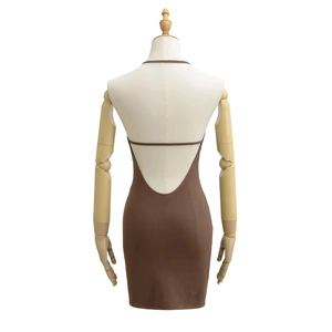 Vue arrière d'une mini robe moulante marron dos nu avec bretelles licou sur un mannequin