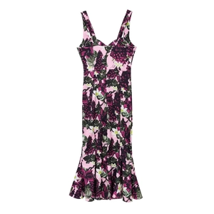Vue détaillée d'une robe longue sans manches avec imprimés de raisins sur un tissu rose clair