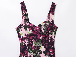 Détail de la robe rose à fleurs avec décolleté en cœur et motifs de raisins violets