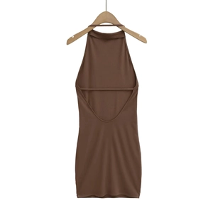 Vue détaillée du dos d'une mini-robe dos nu à col licou marron à coupe ajustée