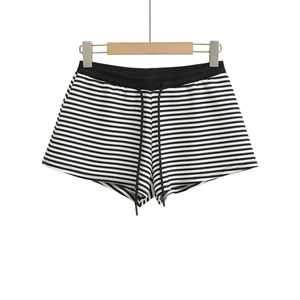 Détail du short rayé pour femme avec taille élastique et cordon de serrage noir