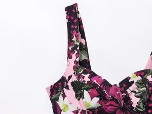 Détail de la robe rose avec imprimé raisin violet et coutures blanches sur le décolleté