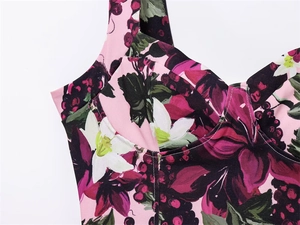 Vue détaillée de l'encolure en cœur avec imprimé floral et coutures blanches