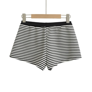 Gros plan d'un short rayé noir et blanc avec ceinture élastique large sur un cintre