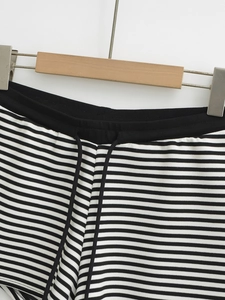 Détail du short à rayures noires et blanches avec taille élastique et cordon de serrage