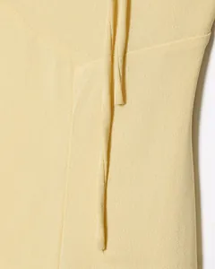 Vue macro détaillée de la texture du tricot jaune clair avec cordons de serrage assortis