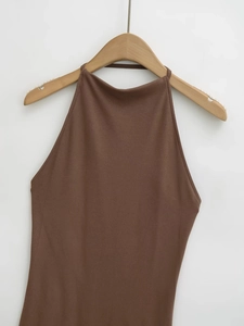 Détail d'un haut licou en maille marron avec des découpes aux épaules et une coupe nette