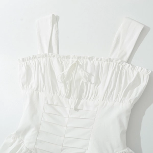 Robe blanche style français avec bretelles à volants et détail nœud sur le buste