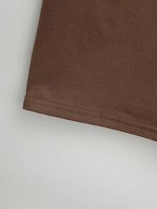 Vue détaillée de la robe en maille marron mocha avec couture double aiguille précise