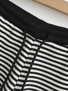 Vue détaillée du short rayé avec une taille élastique noire et un cordon de serrage assorti