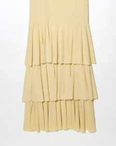 Détails de la robe longue à volants jaune pâle en mousseline légère à couches