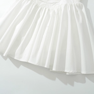 Robe plissée blanche élégante avec des plis verticaux et des lignes épurées pour 2025