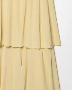 Vue macro détaillée du tissu en maille plissé multicouche jaune clair à texture fine