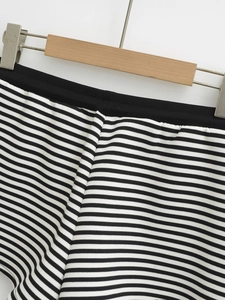 Détail du short à rayures noires et blanches avec une taille élastique froncée