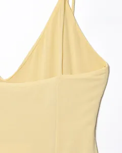 Détail du tissu en maille côtelée jaune clair et de la structure des bretelles