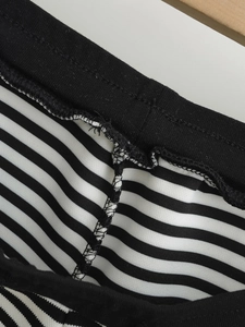 Gros plan détaillé du short rayé montrant la taille élastique et les coutures intérieures