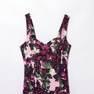 Robe moulante à imprimé floral rose avec motifs de raisins et décolleté en cœur