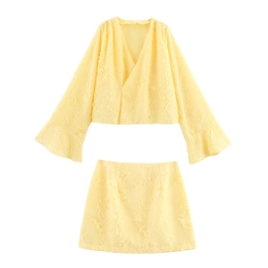 Vue détaillée de l'ensemble deux pièces jaune clair avec tissu texturé et crop top long
