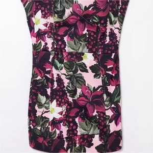 Robe longue moulante avec imprimé raisin et fleurs vintage sur tissu rose doux