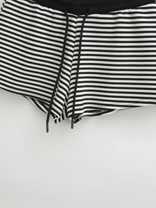 Détail rapproché du short rayé pour femme montrant la texture et le cordon de serrage