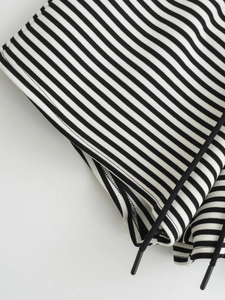 Détail du tissu en maille rayée noir et blanc et cordon de serrage du sweat à capuche