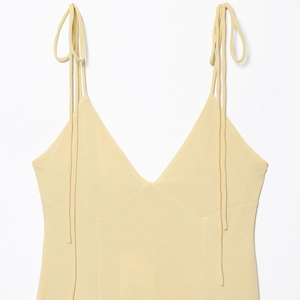 Robe moulante jaune crème à fines bretelles spaghetti et décolleté plongeant en V