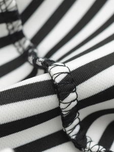 Vue macro du tissu en maille rayé noir et blanc montrant les détails du point overlock