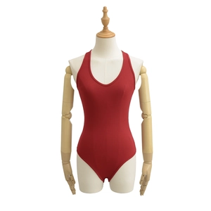 Détail du body en maille côtelée rouge montrant le col en U et la texture du tissu