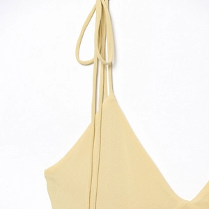 Camisole ajustée en maille jaune clair avec nœuds d'épaule réglables pour femme