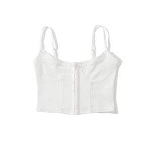 Détail d'un crop top corset blanc avec coutures structurées et bretelles réglables
