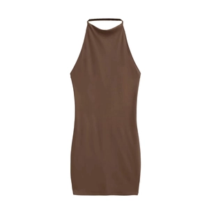 Robe mini moulante marron foncé à licou avec décolleté drapé et coupe ajustée élégante