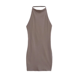 Mini robe dos nu moulante marron foncé avec une silhouette moderne et ajustée