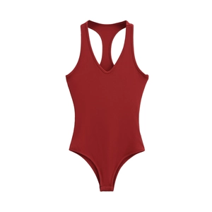 Détail d'un body côtelé rouge foncé avec coupe ajustée et dos nageur pour femme