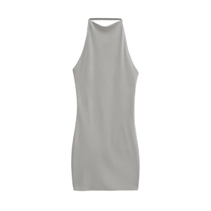 Robe mini moulante gris clair dos nu sans manches en tissu doux et extensible d'été