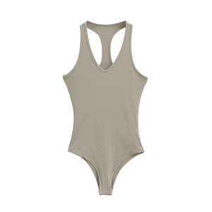 Détail d'un body côtelé taupe avec décolleté en V et dos nageur muni de boutons pressions