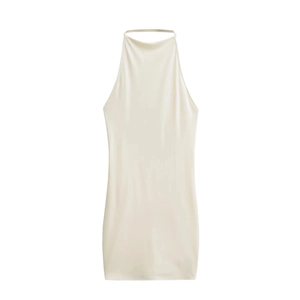 Robe courte moulante sans manches blanc crème à col licou pour femme sur fond blanc épuré