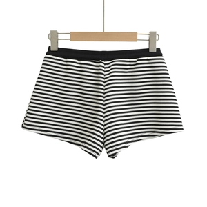 Short tricoté femme 2025 à rayures horizontales noires et blanches avec taille élastique