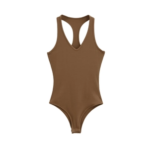 Détail du body en maille côtelée marron foncé avec col en V et coupe dos nageur