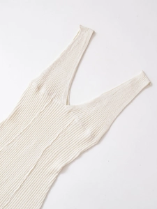 Détail de la texture en maille côtelée de cette robe longue ajustée crème à col en V
