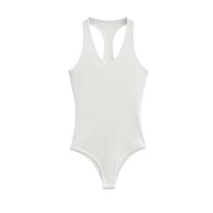 Détail d'un body blanc à col en V sans manches et dos en T sur fond blanc immaculé
