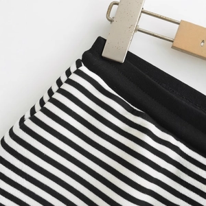 Short tricoté rayé pour femme avec taille élastique noire pour le printemps 2025