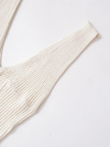 Gros plan sur un tissu en maille côtelée blanche avec texture épaisse et détails de couture