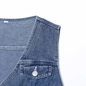 Gilet en jean bleu classique avec col en V et poche à rabat avec bouton métallique